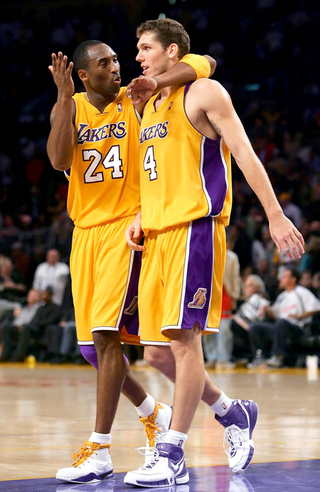 Illustration for article titled Kobe Bryant Proves He Can Win Championship With Luke Walton On Team